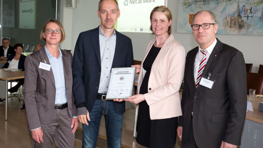 Auszeichnung Familienfreundliches Unternehmen im Kreis Paderborn (© Foto:Oliver Krato) Auszeichnung Familienfreundliches Unternehmen im Kreis Paderborn (© Foto:Oliver Krato)